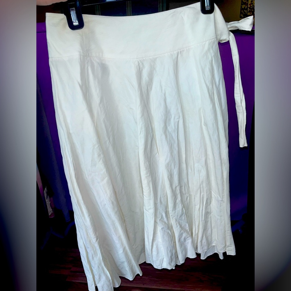 Robert Rodriguez Knee Length Cream Pleated Skirt w/ Tie on side. Size 2